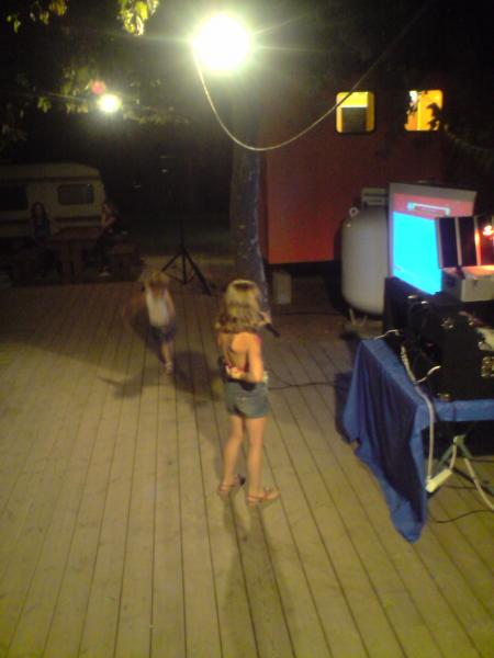 léa en plein karokee